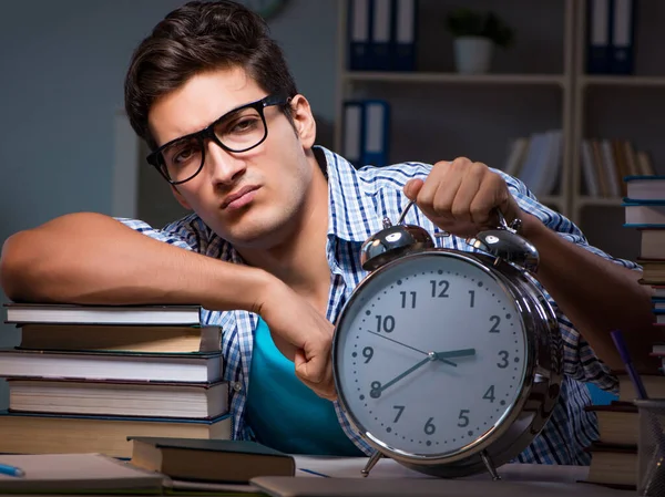 Estudante se preparando para exames tarde da noite em casa — Fotografia de Stock