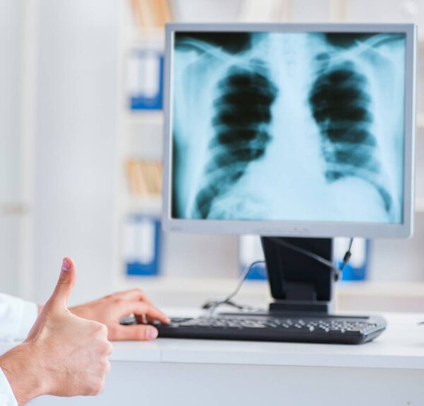рентгенолог смотрит на рентгеновские снимки
