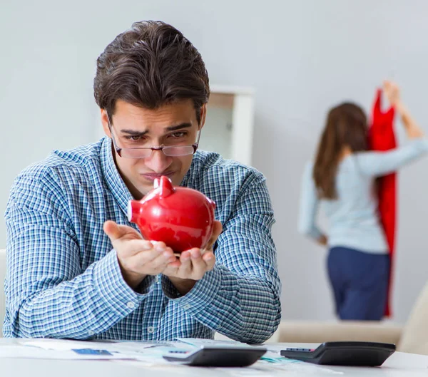 Jong stel op zoek naar familie financiën papieren — Stockfoto