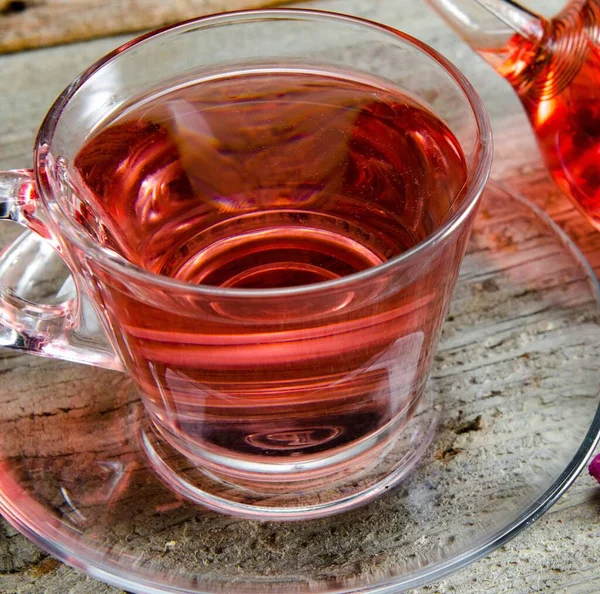 Herbata owocowa w filiżance podawanej na stole — Zdjęcie stockowe