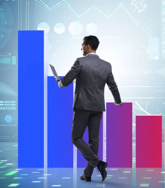 Empresário de pé ao lado de gráfico de barras no conceito de negócio — Fotografia de Stock