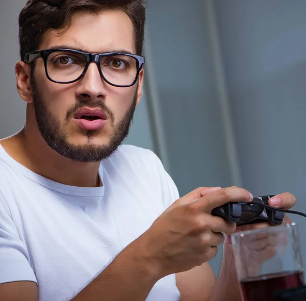 Jongeman speelt lange uren te laat op kantoor — Stockfoto