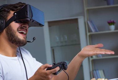 Genç adam ofiste saatlerce oyun oynuyor.