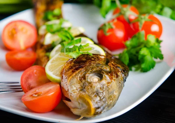 Stekt fisk serverad på tallriken — Stockfoto