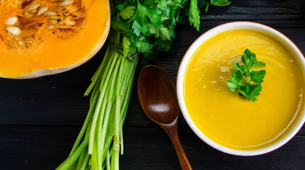 Sopa de abóbora servida na mesa em tigela — Fotografia de Stock