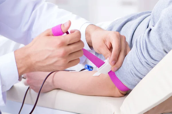 Patient getting blood transfusion in hospital clinic — Stock Photo, Image