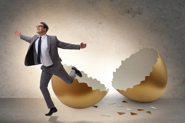 Empresário a sair do ovo dourado — Fotografia de Stock
