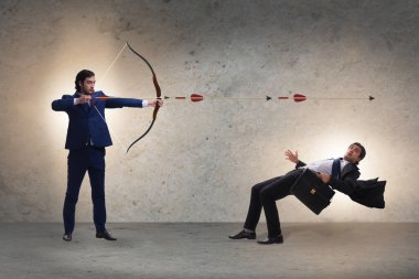 İş adamı ve yay ile iş rekabet konsepti