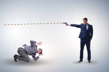 Silahlı bir işadamı rakibini tehdit ediyor.