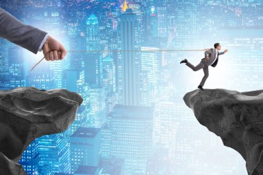 Patron çalışanını elinde tutma konseptinde tutuyor.