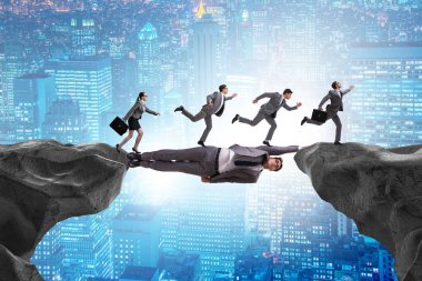 İşadamı destek konseptinde köprü görevi görüyor