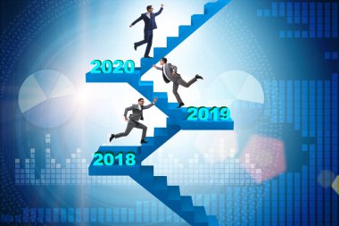 İşadamı her yıl merdivenleri çıkıyor.