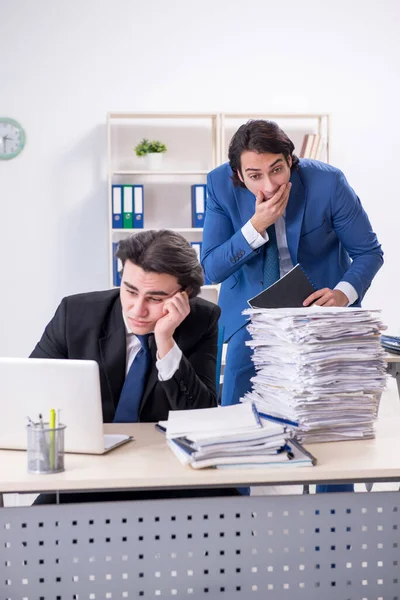 Dois colegas do sexo masculino infelizes com o trabalho excessivo — Fotografia de Stock
