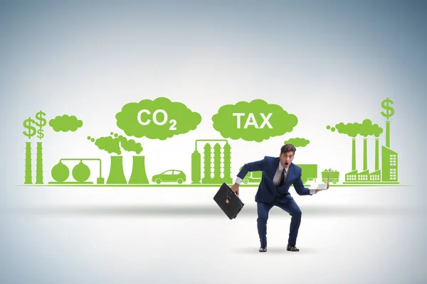 Бізнесмен в концепції податку на вуглець — стокове фото