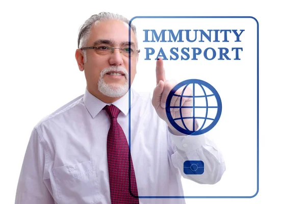 Begrebet immunitetspas - tryk på virtuel knap - Stock-foto