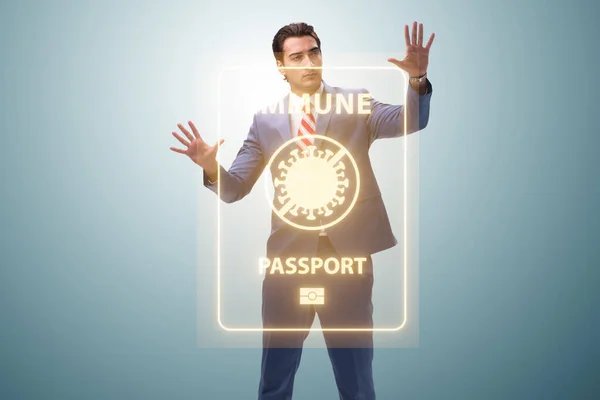Konsep paspor kekebalan - menekan tombol virtual — Stok Foto
