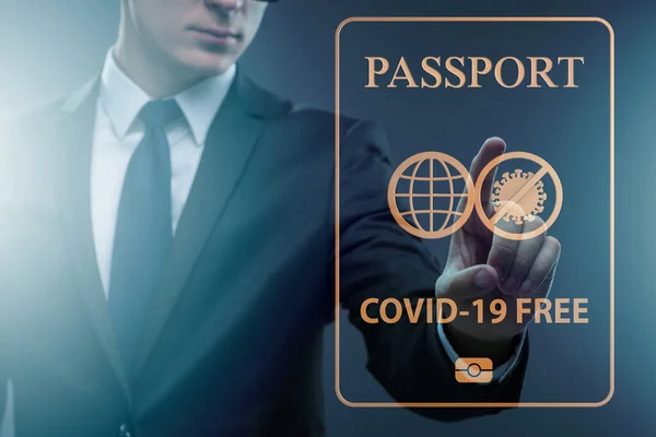 Concepto de pasaporte de inmunidad - pulsando el botón virtual —  Fotos de Stock