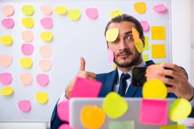 Çelişkili öncelik kavramında genç erkek çalışan