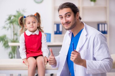 Küçük bir kız, genç bir doktoru ziyaret ediyor.