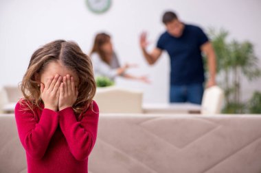 Genç bir çift ve aile içi çatışma konsepti.