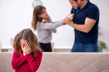 Genç bir çift ve aile içi çatışma konsepti.