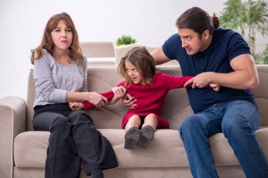 Genç bir çift ve aile içi çatışma konsepti.