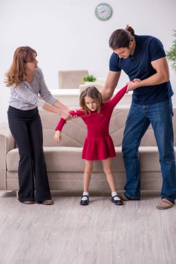 Genç bir çift ve aile içi çatışma konsepti.