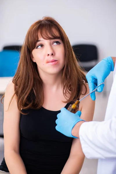 Junge Frau besucht männlichen Dermatologen — Stockfoto