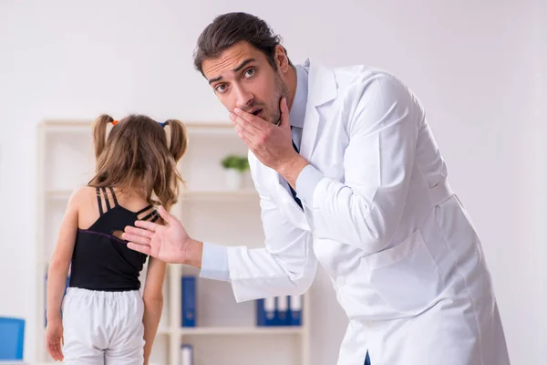 Small girl visiting young male doctor — Stock Photo, Image