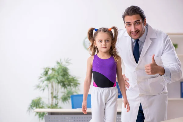 Mała dziewczynka odwiedza młodego lekarza — Zdjęcie stockowe
