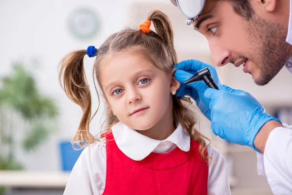 Klein meisje op bezoek bij jonge mannelijke arts otorhinolaryngoloog — Stockfoto