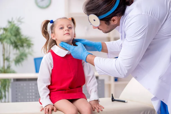 Küçük kız, genç erkek doktor otorhinolaryngologist 'i ziyaret ediyor. — Stok fotoğraf