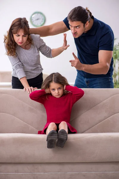 Junges Paar und ihre Tochter im Familienkonflikt — Stockfoto