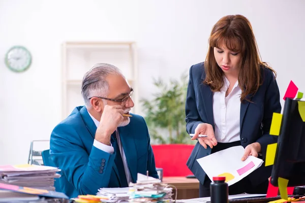 Dos empleados y trabajo excesivo en la oficina —  Fotos de Stock