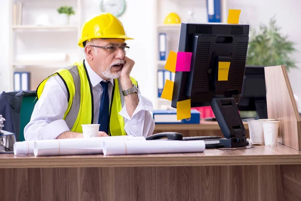 Old male architect working in the office — Stock Photo, Image