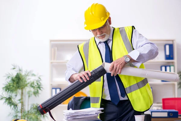 Ancien architecte masculin travaillant dans le bureau — Photo