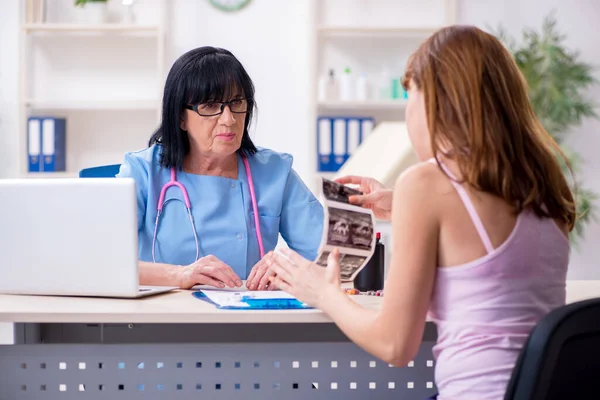 Giovane donna incinta in visita medico esperto ginecologo — Foto Stock