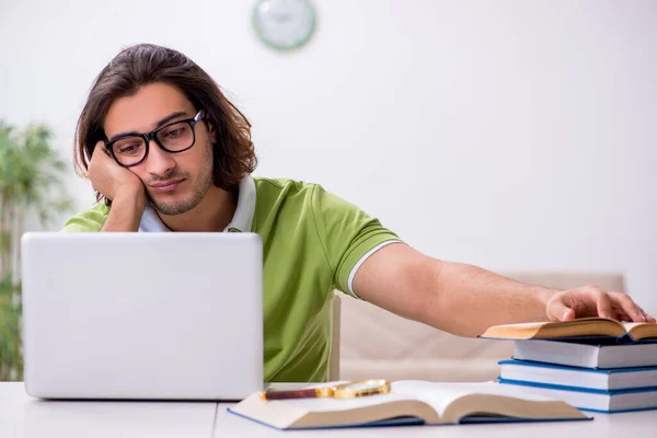 Joven estudiante masculino preparándose para los exámenes en casa —  Fotos de Stock