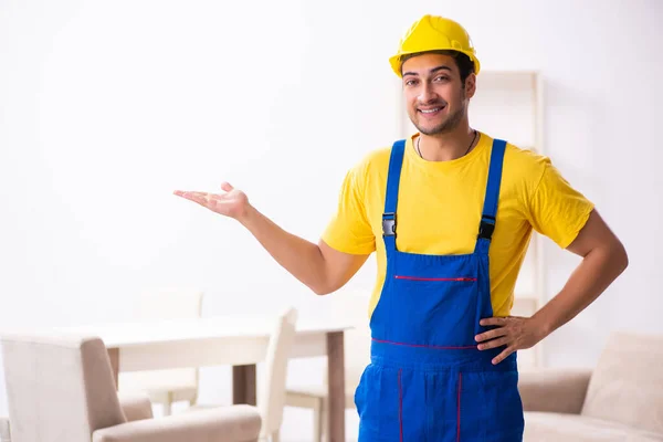 Joven contratista masculino en concepto de reubicación — Foto de Stock