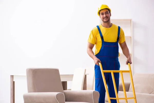 Joven contratista masculino en concepto de reubicación — Foto de Stock