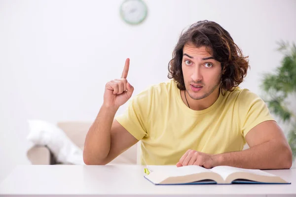 Jonge mannelijke student bereidt zich voor op examens thuis — Stockfoto