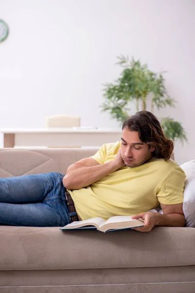 Joven estudiante masculino preparándose para los exámenes en casa — Foto de Stock