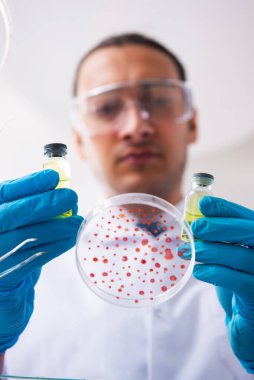 Laboratuvarda çalışan genç bir kimyager.