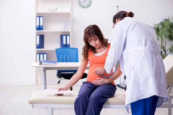 Zwangere vrouw op bezoek bij mannelijke gynaecoloog — Stockfoto