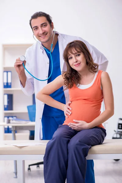 去看男医生和妇科医生的孕妇 — 图库照片