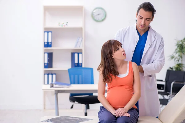 Zwangere vrouw op bezoek bij mannelijke gynaecoloog — Stockfoto