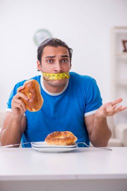 Diyet konseptinde genç aç bir adam