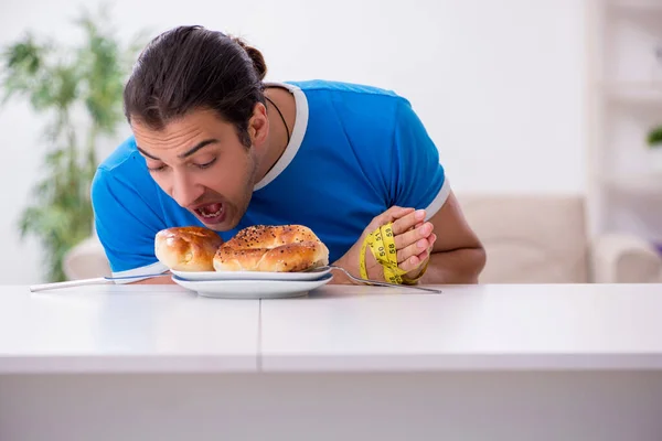 Νεαρός πεινασμένος άνθρωπος σε δίαιτα έννοια — Φωτογραφία Αρχείου