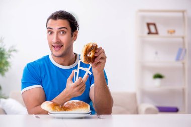 Diyet konseptinde genç aç bir adam