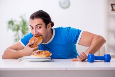 Diyet konseptinde genç aç bir adam